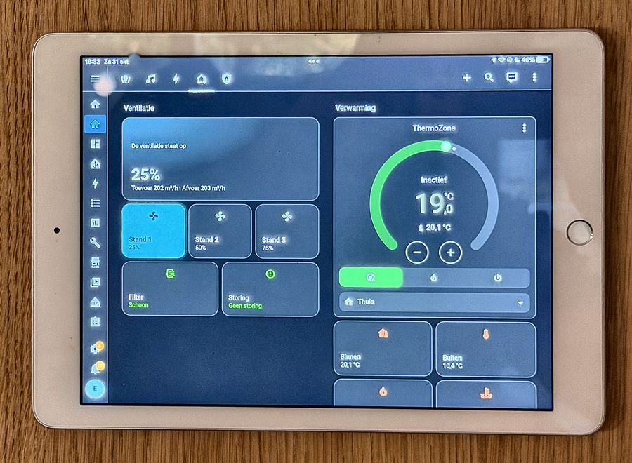 Het klimaatscherm op de tablet met de ventilatie in drie standen en de thermostaat