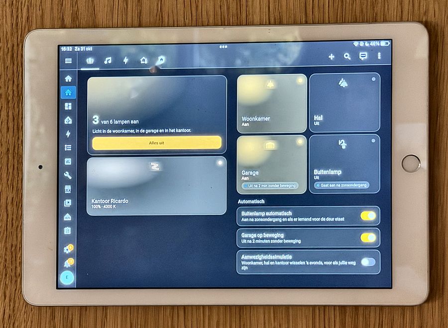 Het lichtscherm op de tablet met de lampen per ruimte en de automatische regels