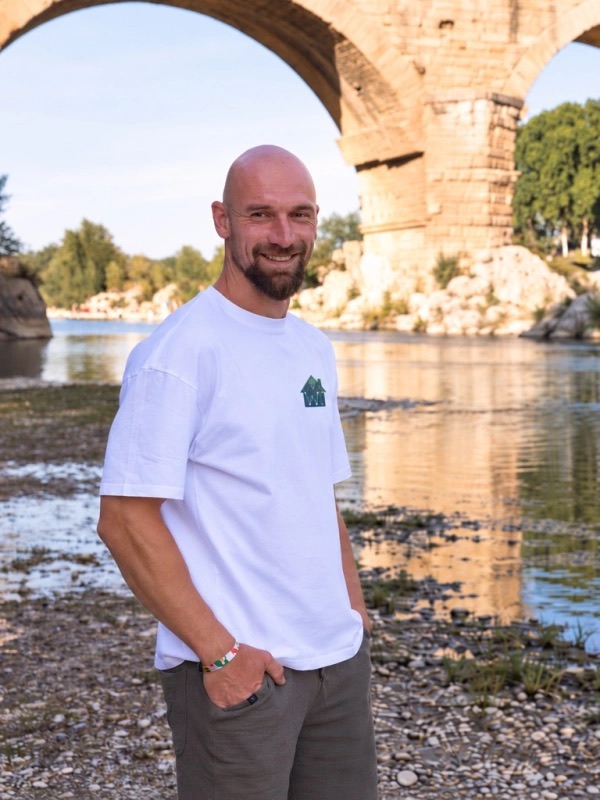 Ricardo Hilgers in een wit WijsThuis-shirt